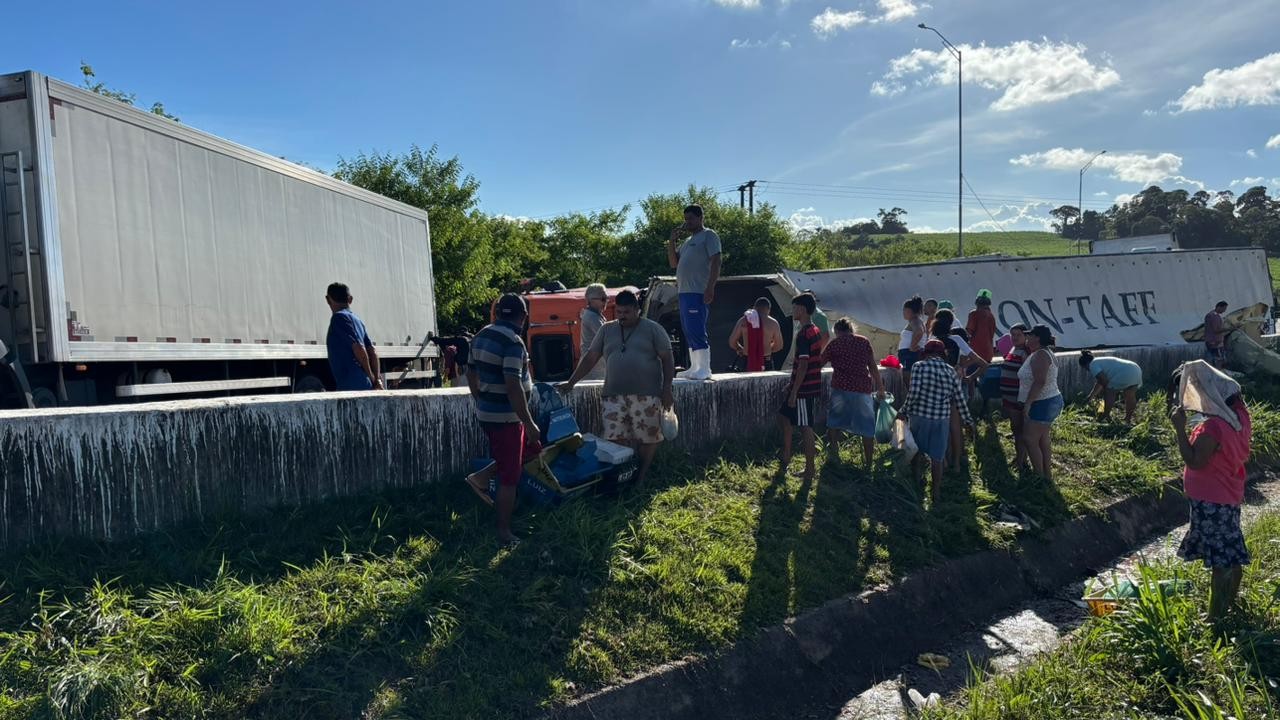 Acidente na BR-101 em Santa Rita: caminhão tomba e bloqueia via