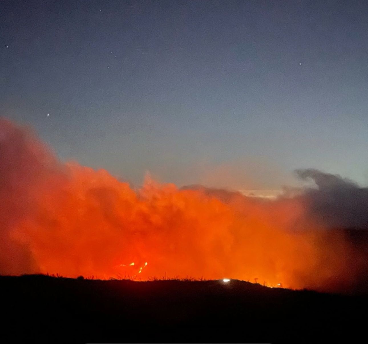 Bombeiros monitoram o Parnaso após incêndio de grande proporções