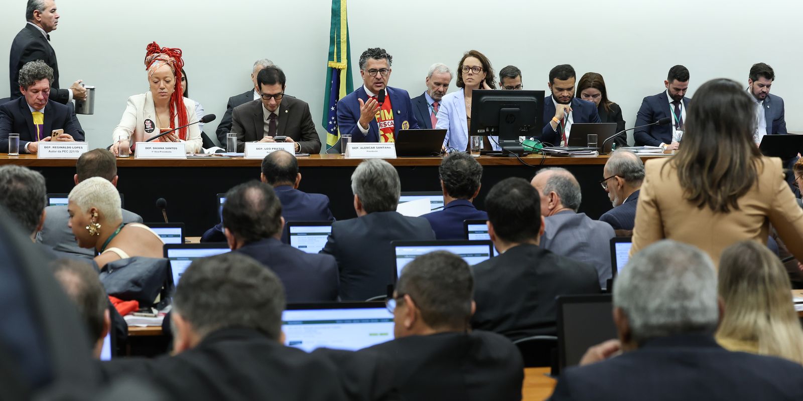Centrão tenta derrubar transição de 60 dias para fim da escala 6×1