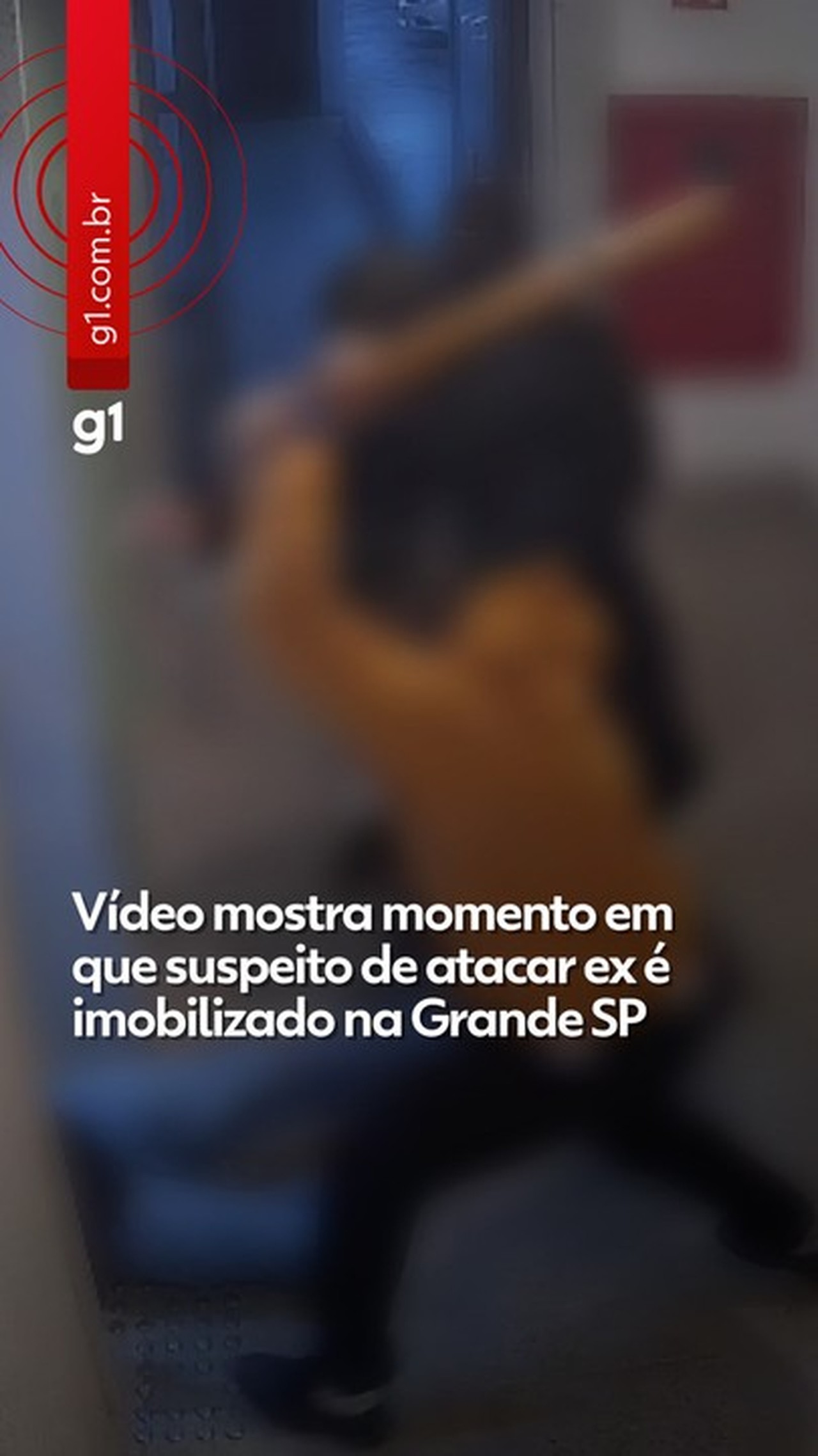VÍDEO: homem é agredido com pedaço de madeira após esfaquear ex-companheira e namorado dela na Grande SP
