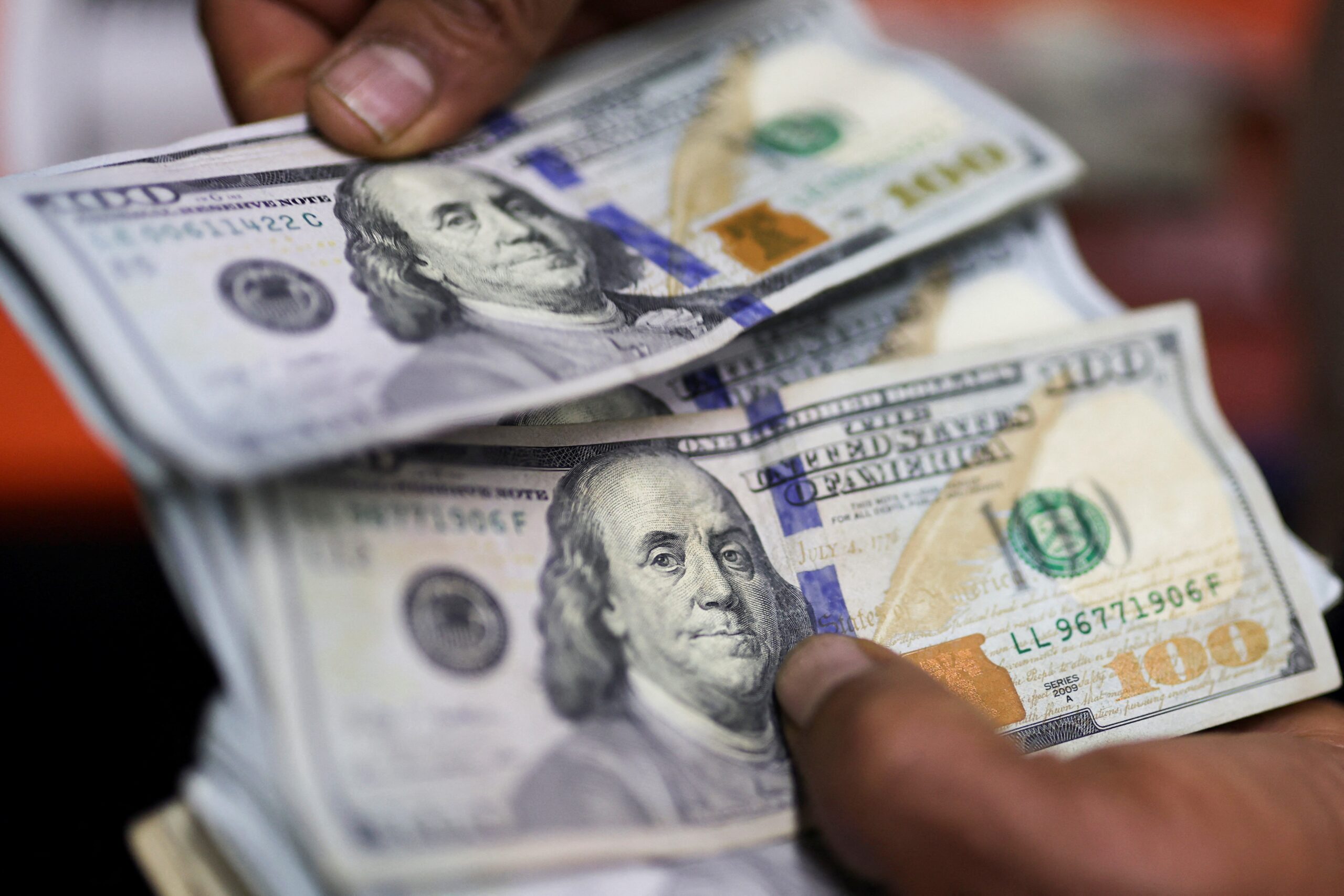 Dólar abre em alta de olho no impasse entre EUA e Irã e na posse do novo presidente do Fed