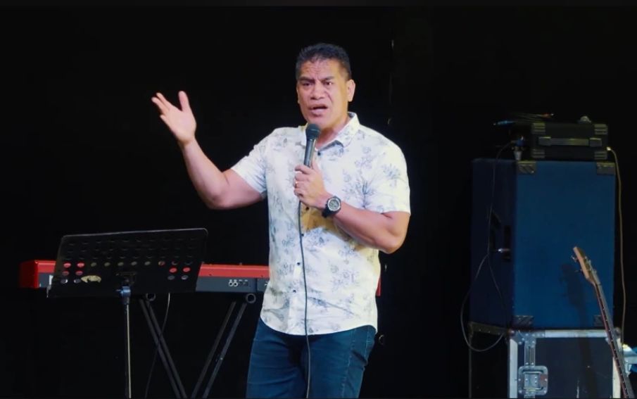 Igreja diz que Jesus foi pessoalmente a culto e distribuiu coroas