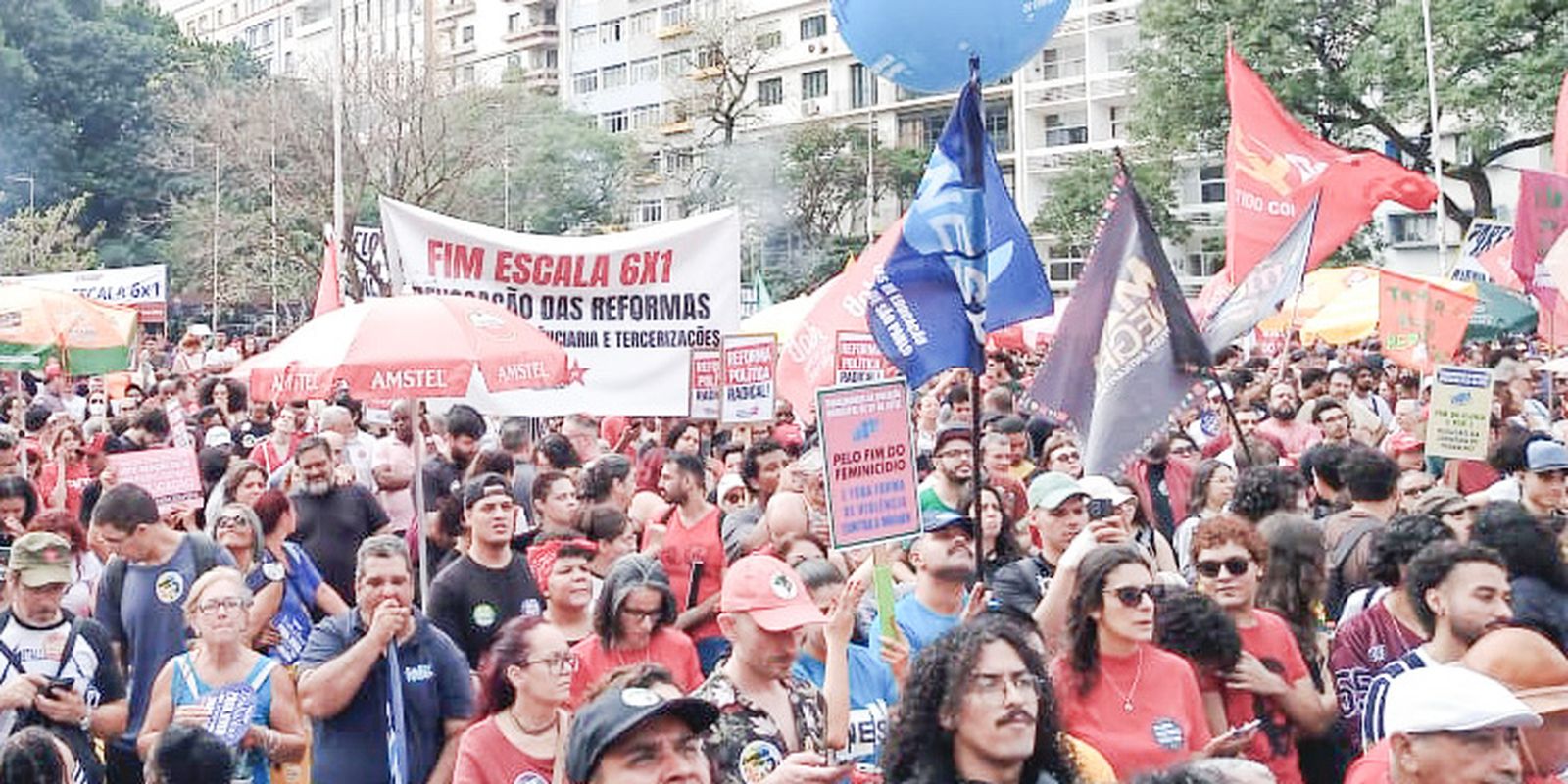 Manifestação em SP pede fim da escala 6×1 e ações contra o feminicídio