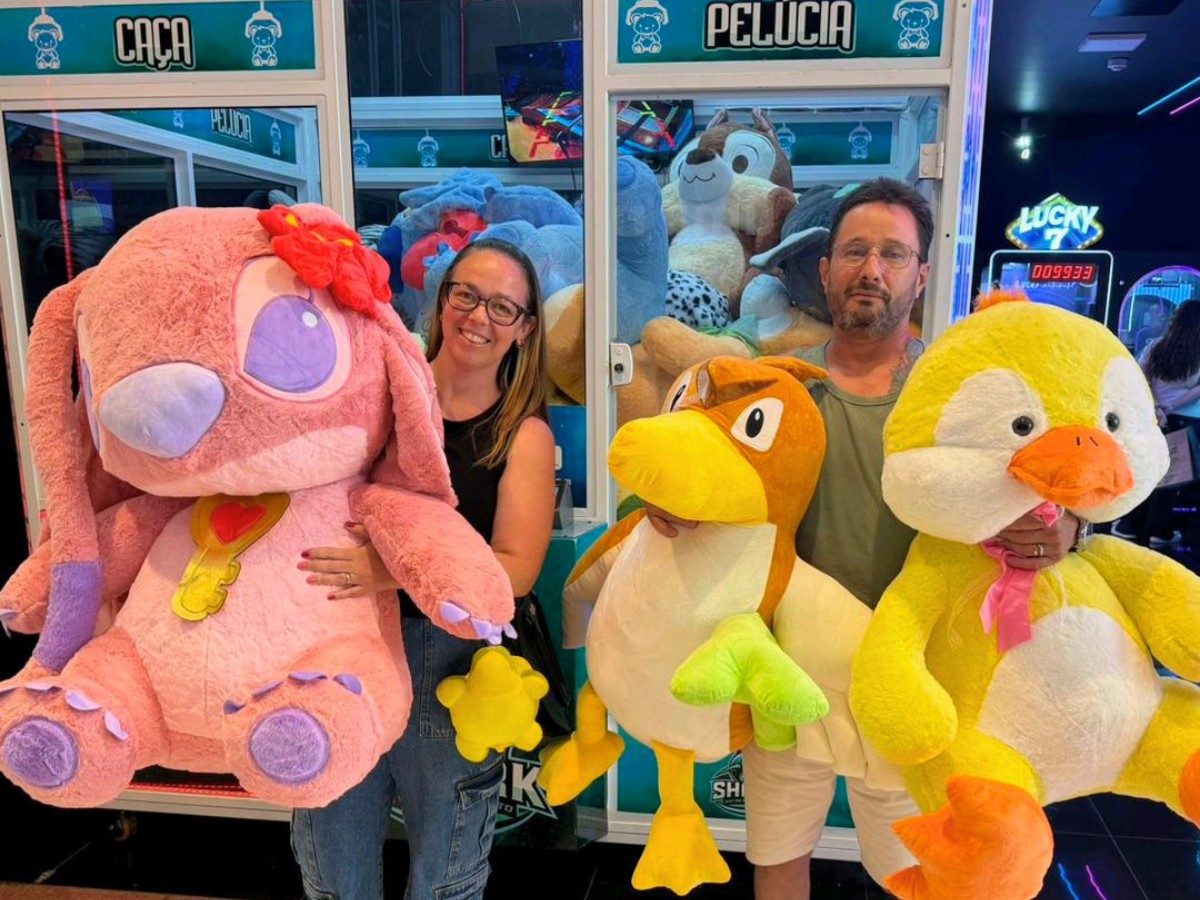 Casal viraliza com habilidade para ‘caçar’ pelúcias em máquinas em SP