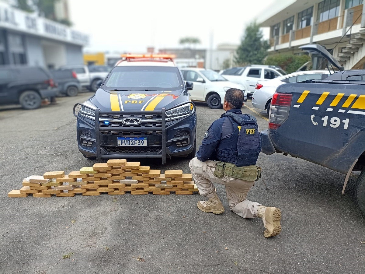 Motorista é preso com 50 kg de pasta base de cocaína escondidos em caminhonete na BR-040, em Juiz de Fora
