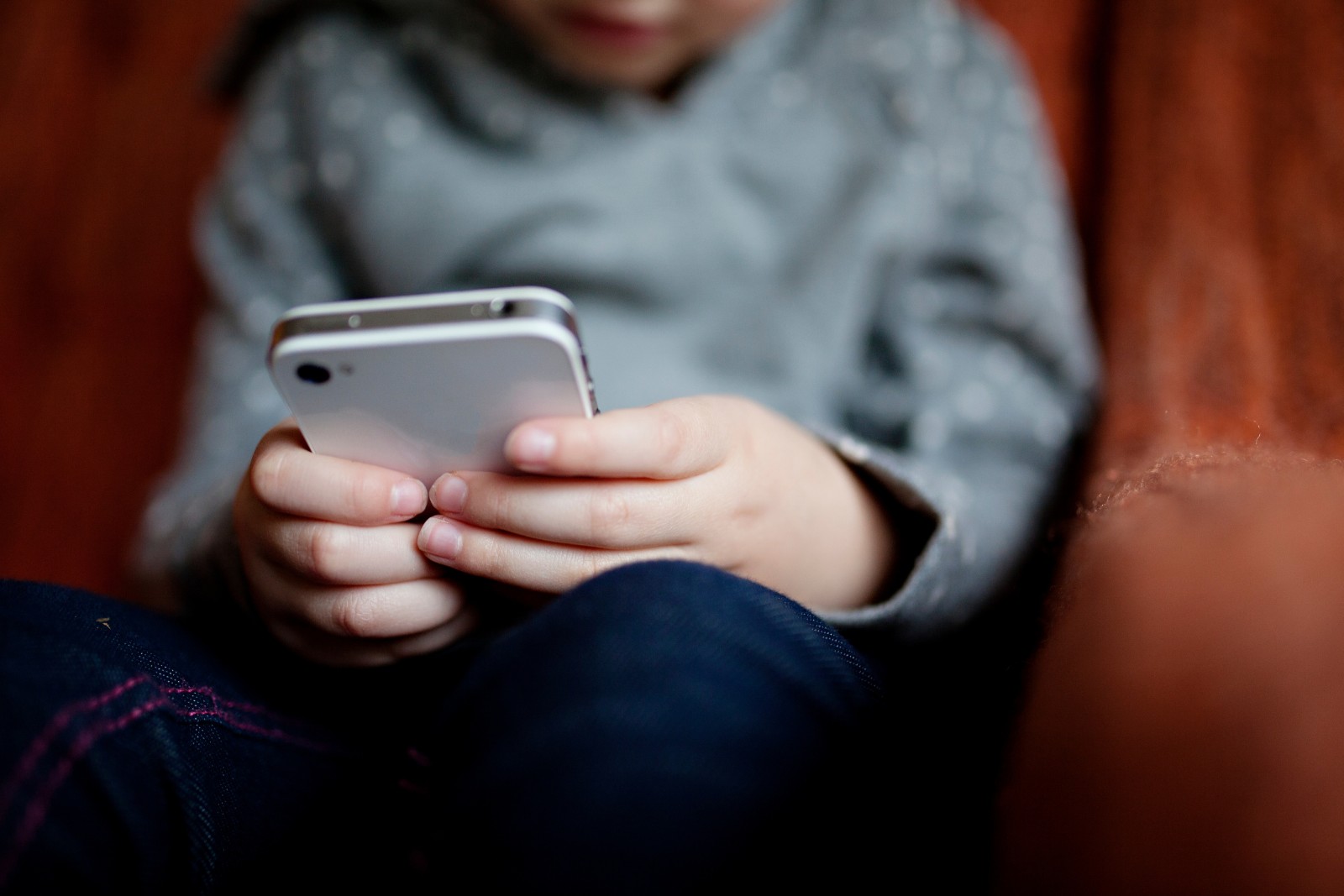 ONU alerta que proteção de crianças e adolescentes no ambiente digital é 'prioridade urgente' e que limitar idade não basta
