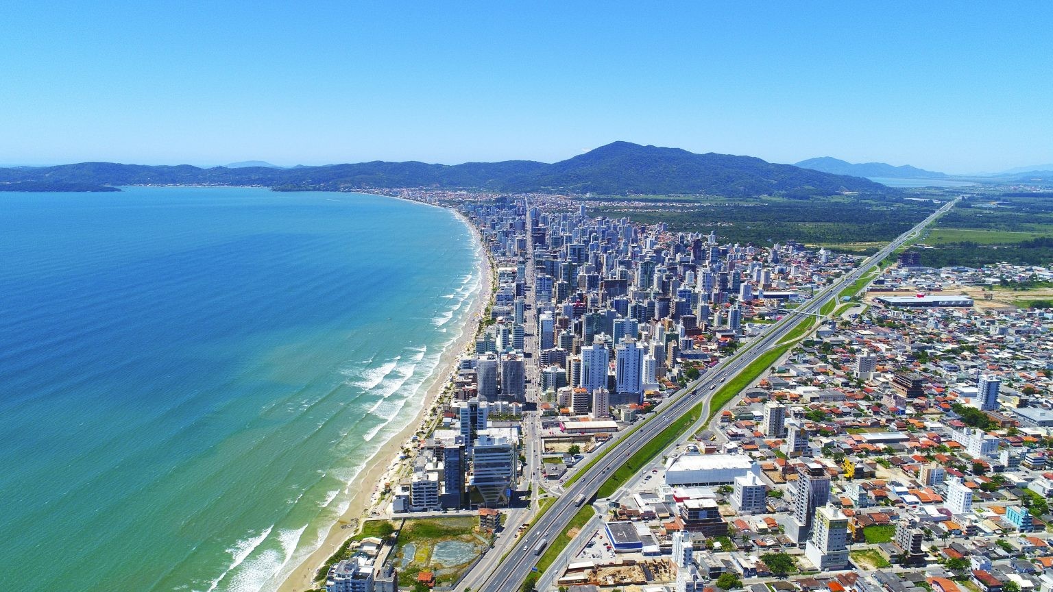 Como será alargamento artificial que tenta frear erosão em cidade com o 2° m² mais caro do Brasil
