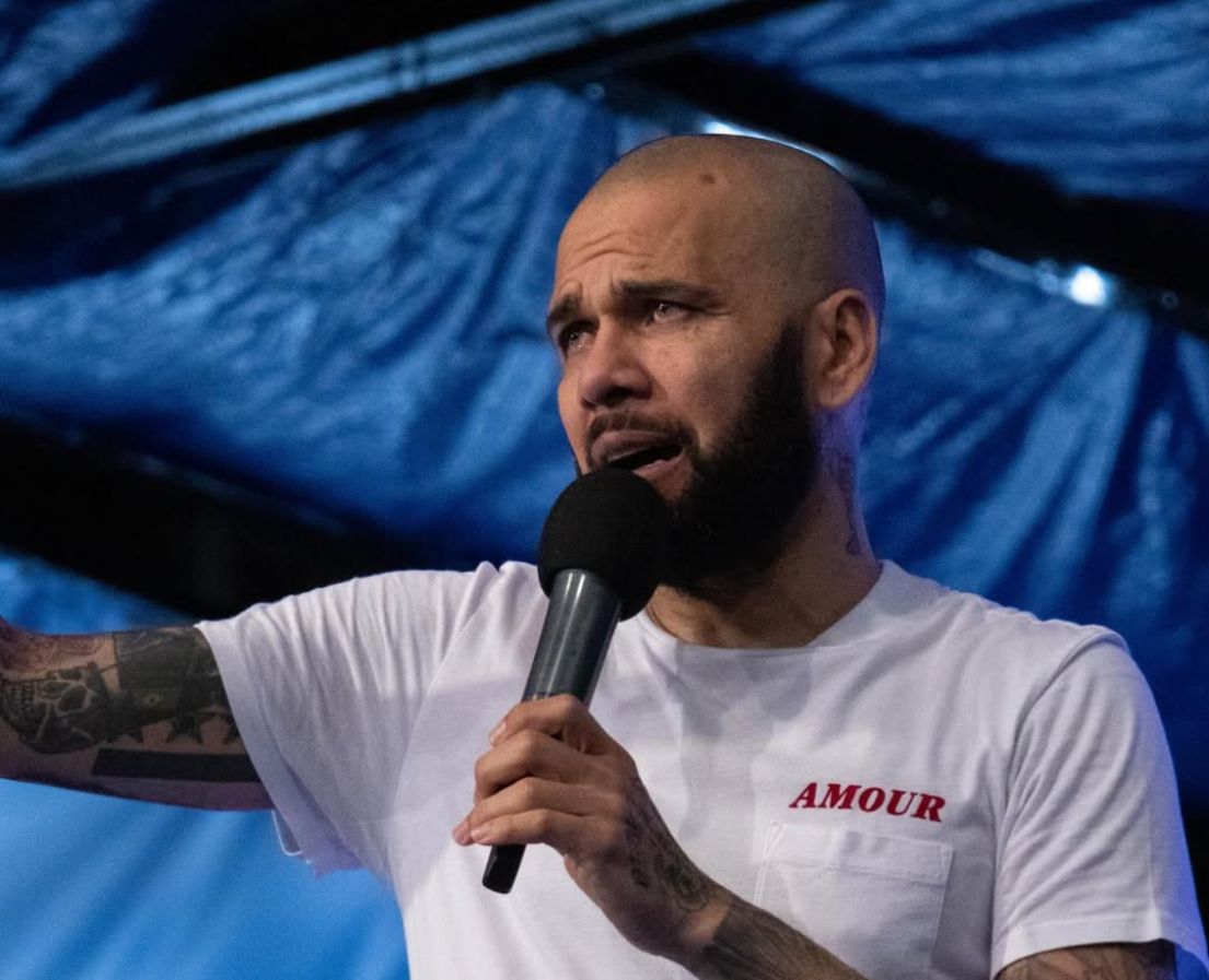 Daniel Alves testemunha conversão em evento na Espanha