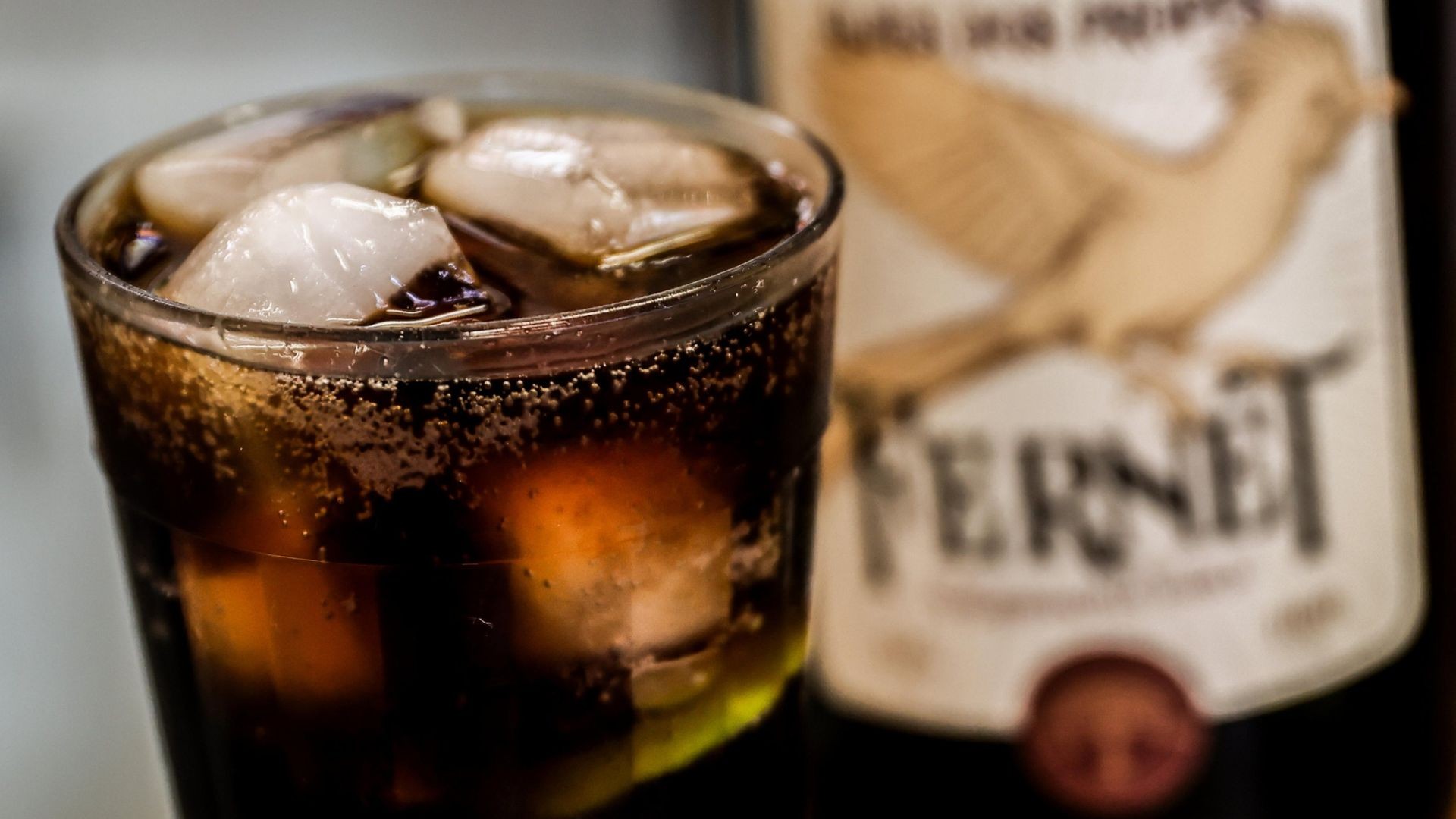 Fernet com Coca: drink tipicamente argentino tem vendas impulsionadas por hit regional e vira moda no RS