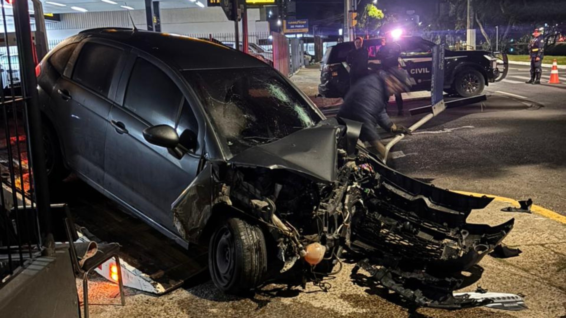 Policial Militar morre após perder controle de veículo e bater em poste em Porto Alegre
