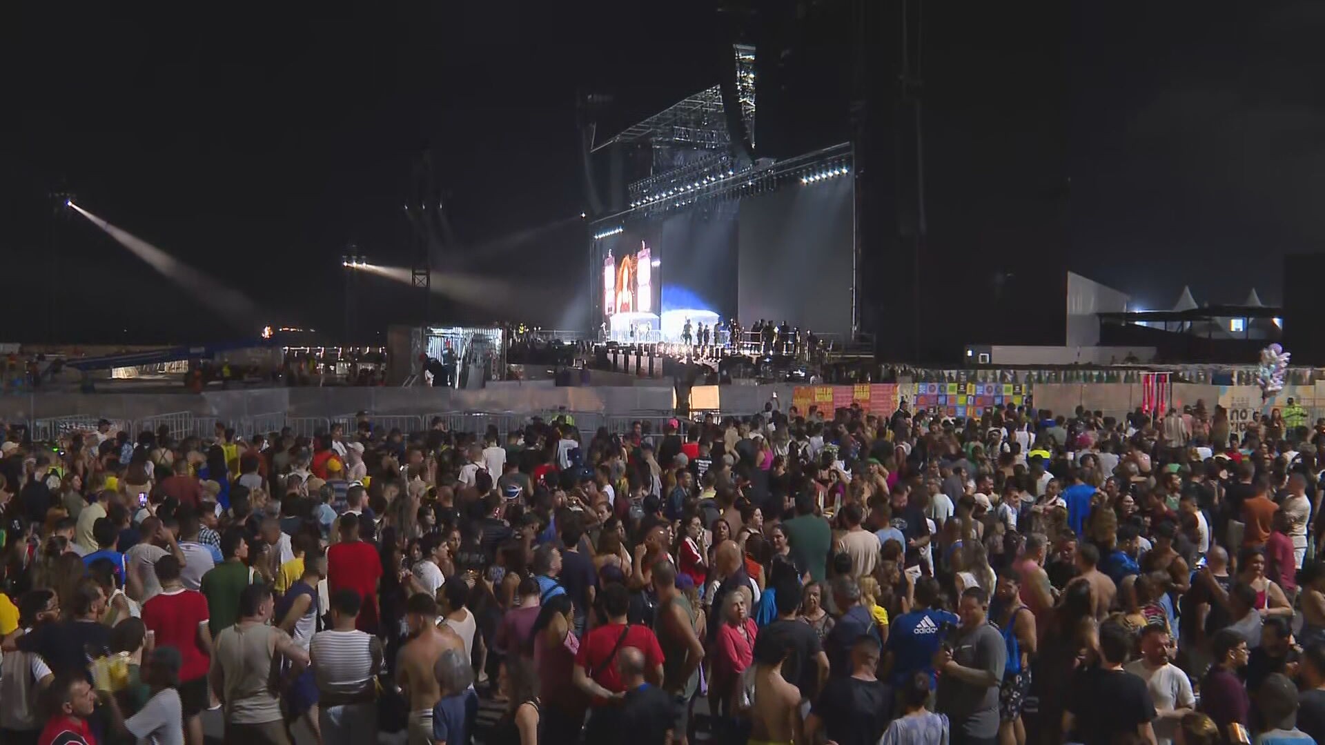Fãs lotam Copacabana aguardando passagem de som de Shakira