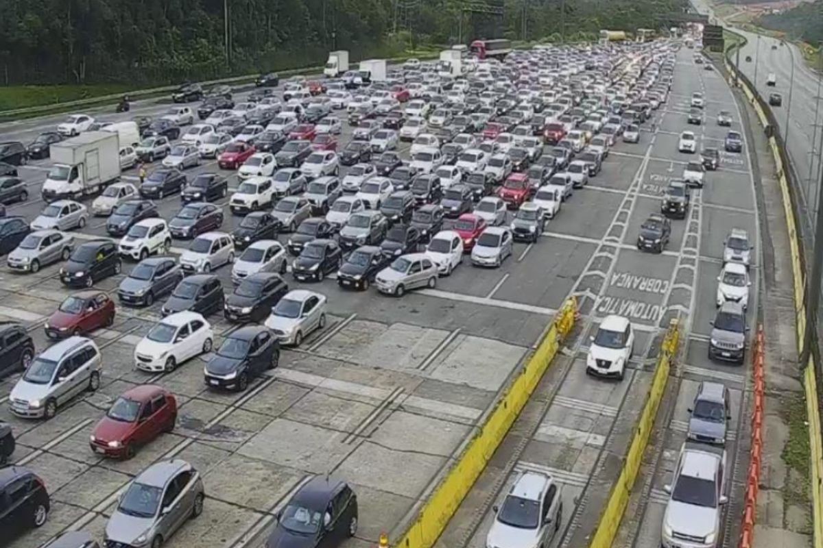 Motoristas encaram filas em direção ao litoral de SP no feriado