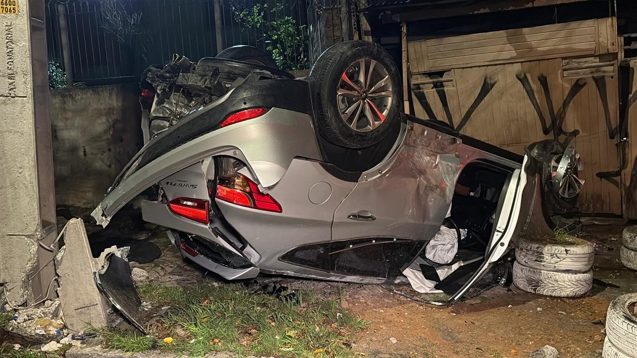 Carro bate em poste, atinge portão e capota em Porto Alegre; motorista tentou fugir, mas foi detido