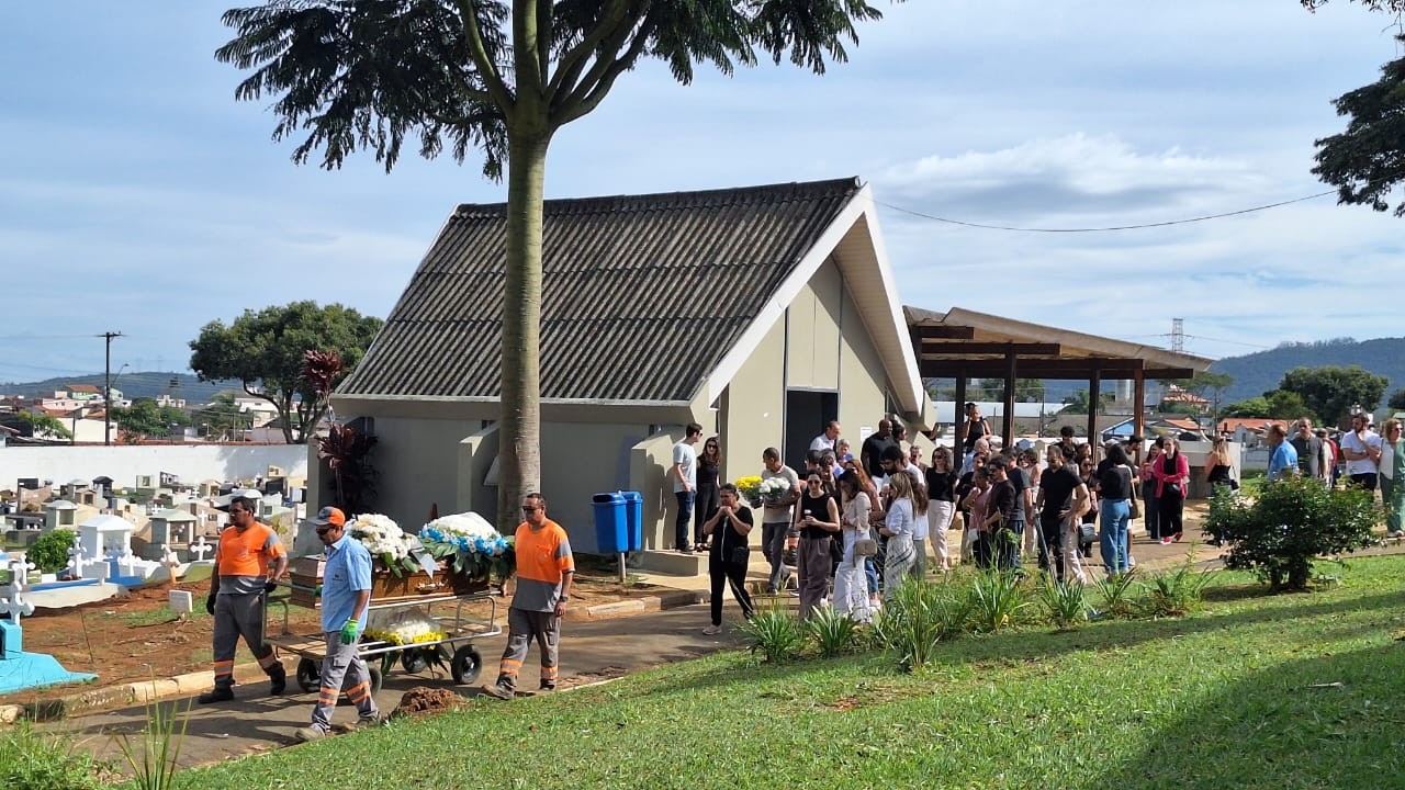 Juíza que morreu após coleta de óvulos é em clínica é enterrada na Grande SP