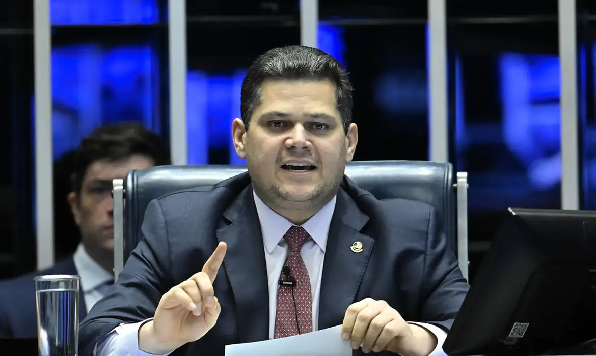 Alcolumbre trava tramitação da PEC do fim da 6×1 no Senado