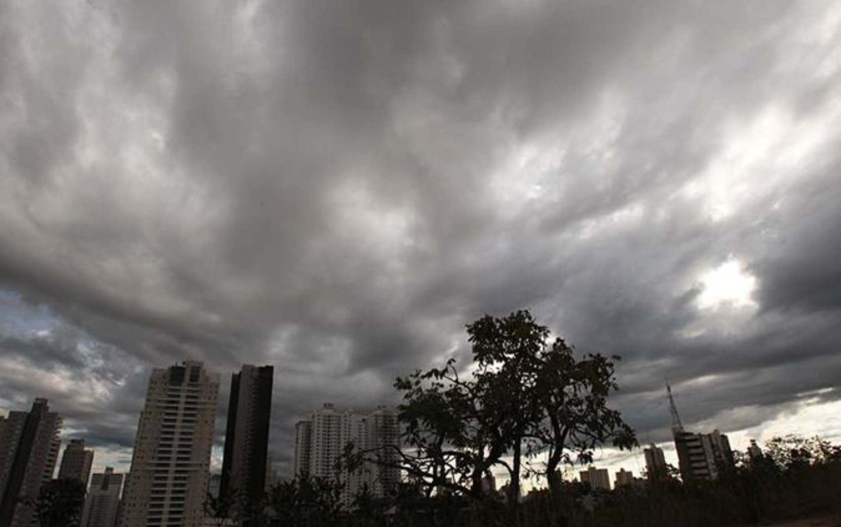 Frente fria em Goiás traz chuva e queda de temperatura; confira