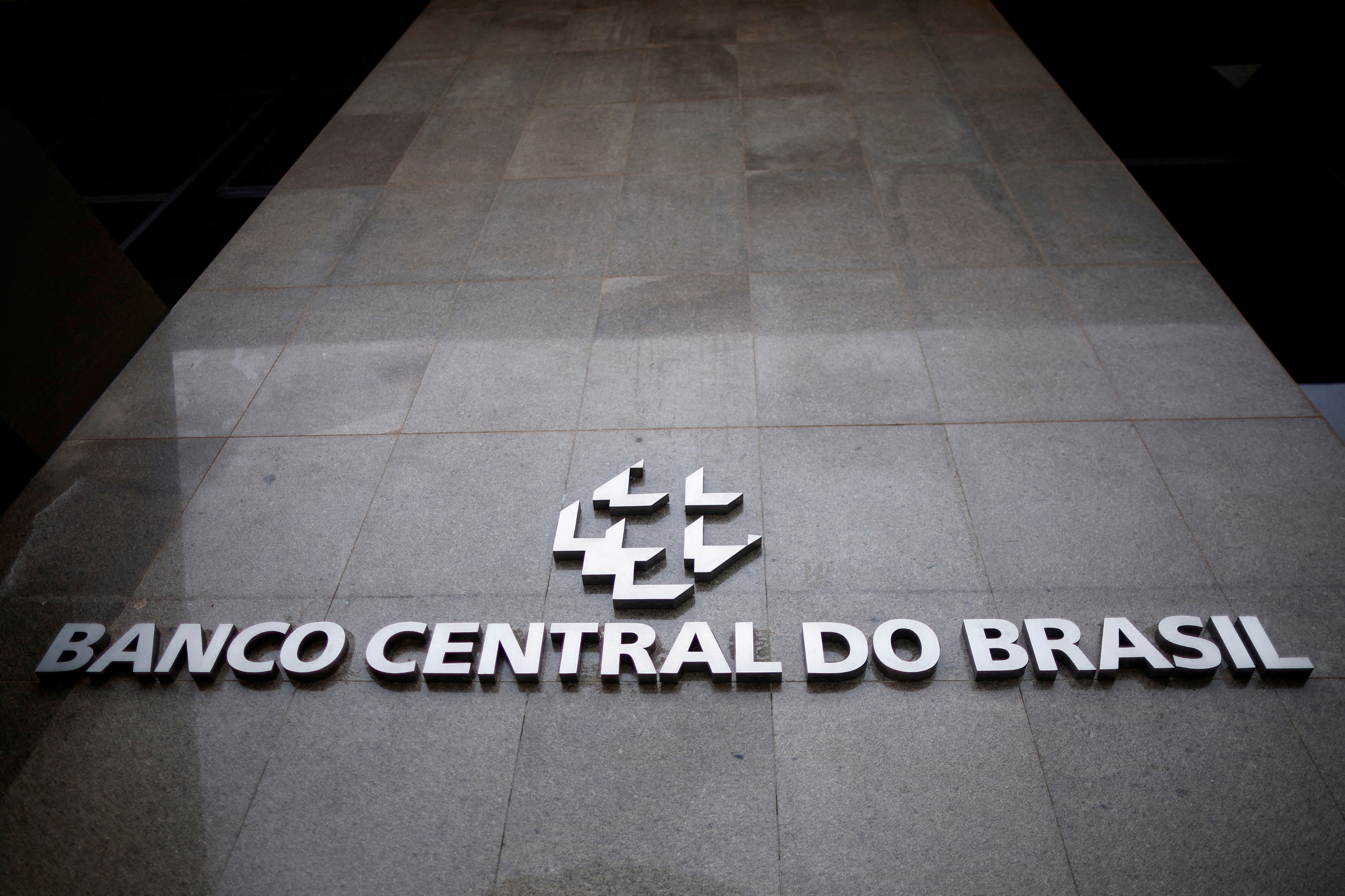 Copom reduz a taxa básica de juros da economia, a Selic, de 14,50% para 14,25% ao ano