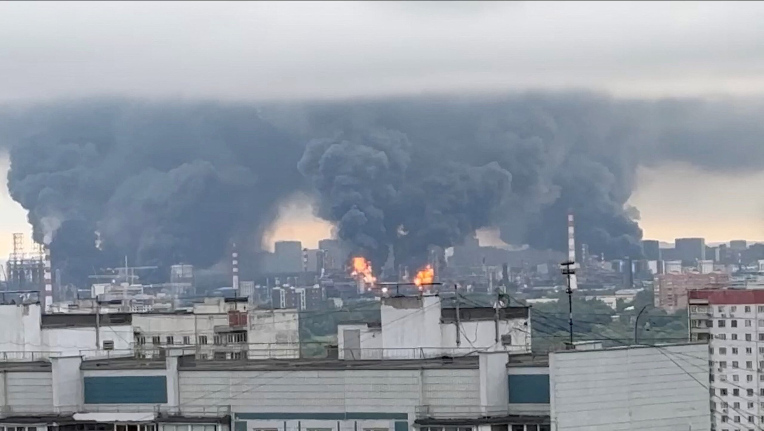 Ataque de drones atinge refinaria em Moscou; Kiev também sofre bombardeio