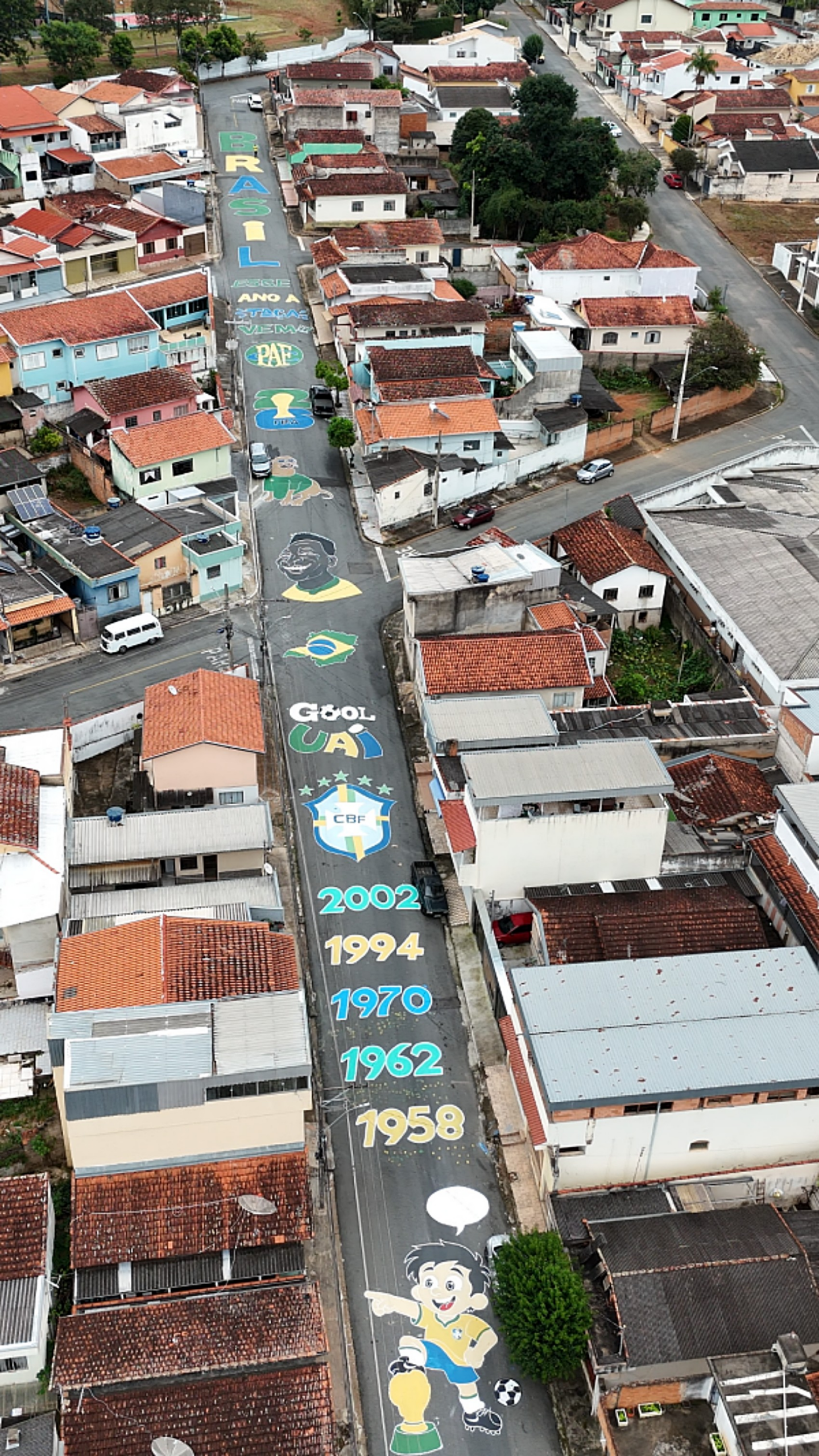 ‘Foi o reconhecimento de um sonho’: vídeo de rua pintada para a Copa do Mundo chega à CBF e viraliza em MG