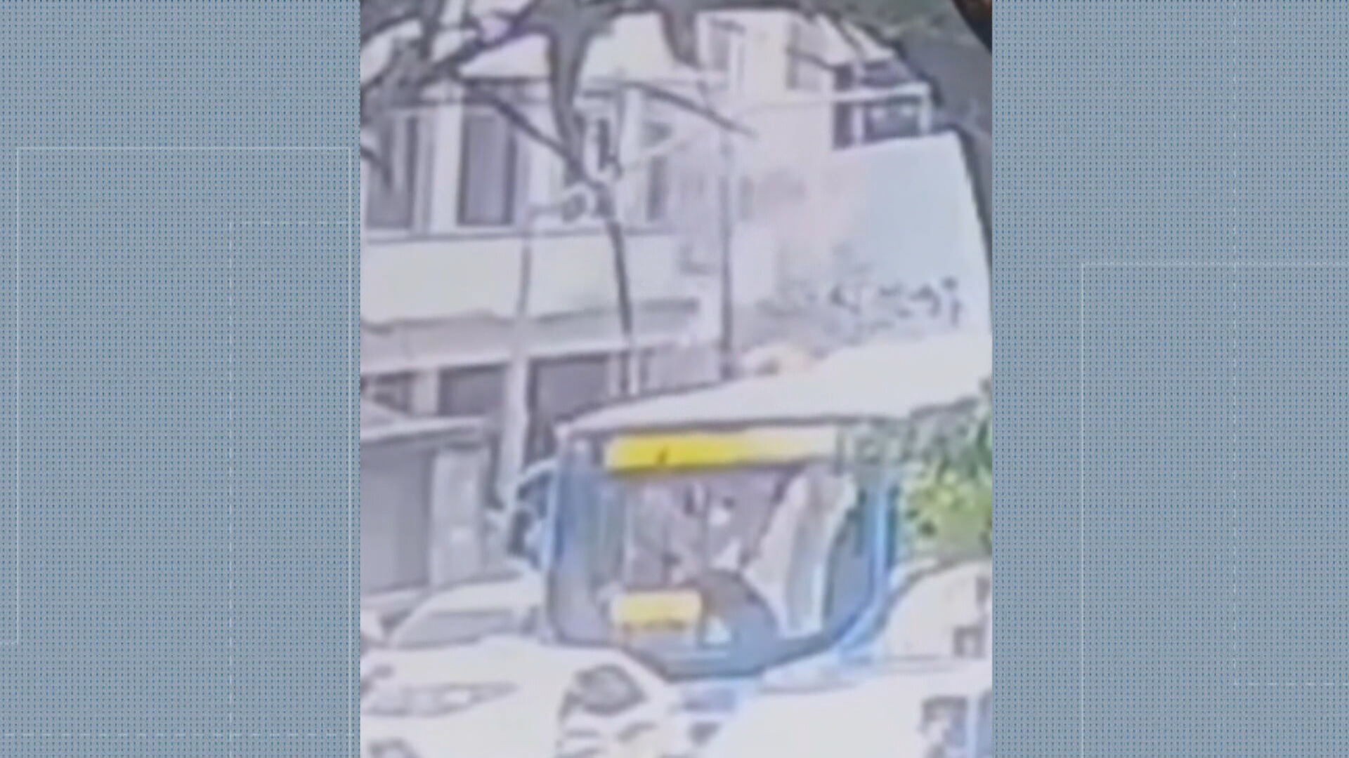 VÍDEO: explosão em apartamento em Copacabana tem colchão e janela arremessados e provoca incêndio