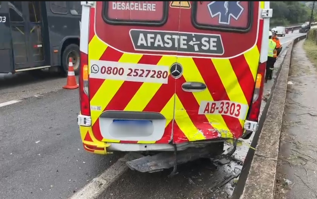 Carro invade sinalização, bate em ambulância e deixa dois feridos na Raposo Tavares
