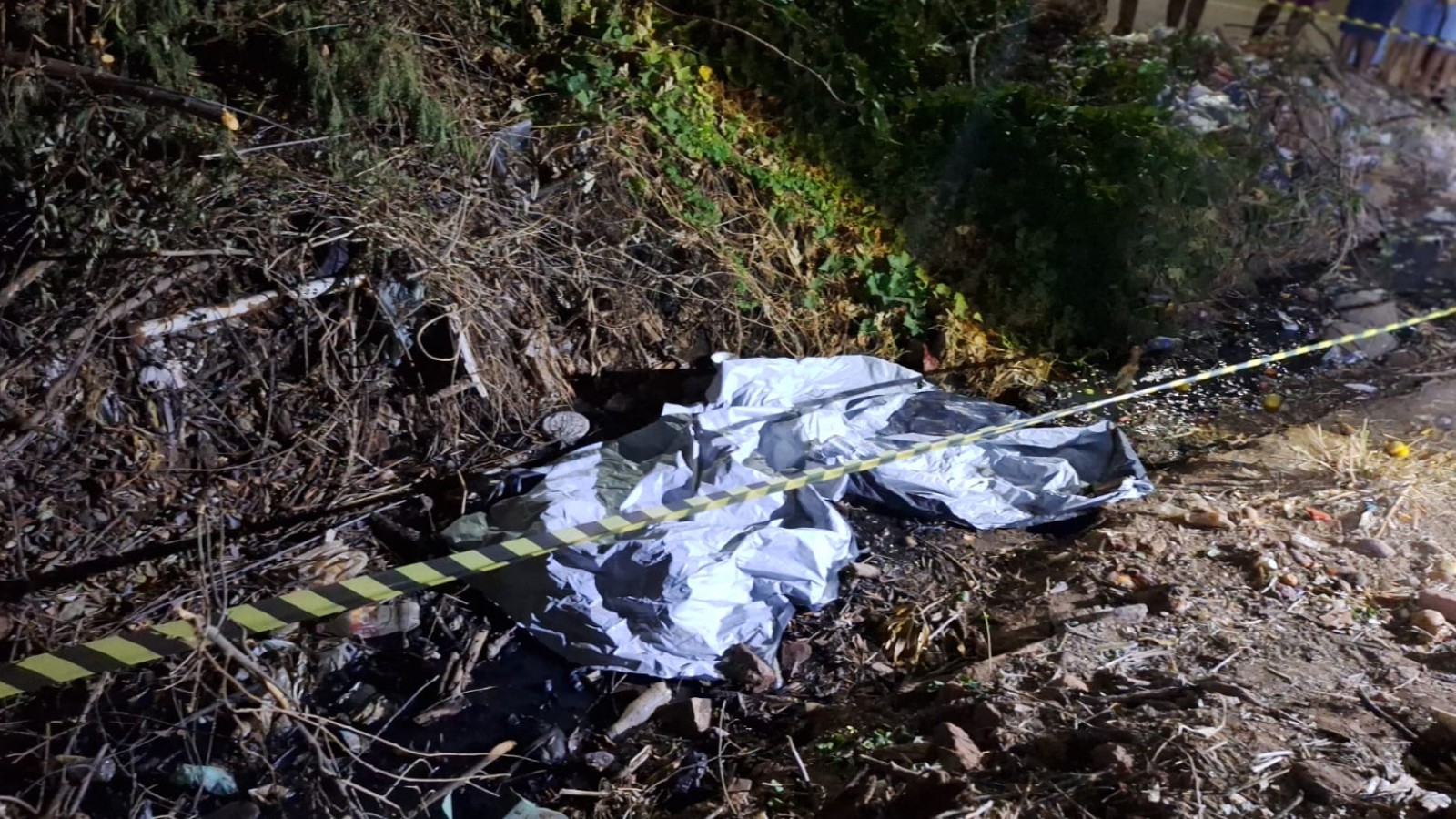 Menino de 2 anos é encontrado morto em esgoto nos fundos de casa no PI