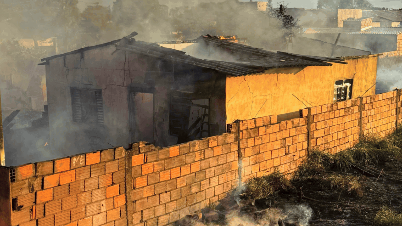 Casa é destruída após fogo de queimada em lote se espalhar em Araguari