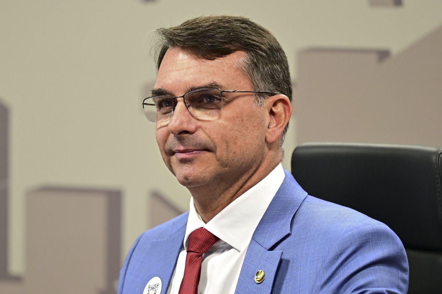 Crescimento de Flávio Bolsonaro nas pesquisas se mantém