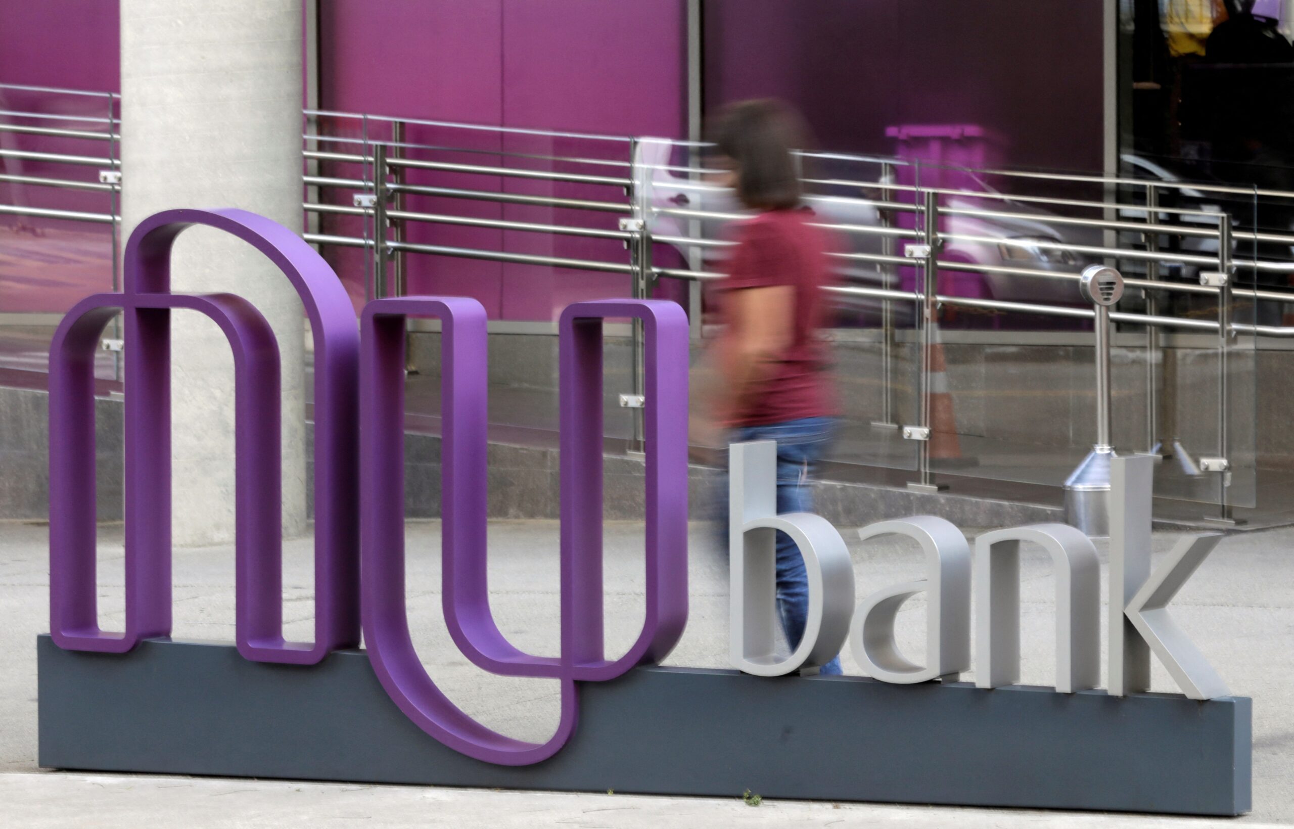 Nubank envia e-mail por engano sobre suposta liquidação do banco; instituição segue operando