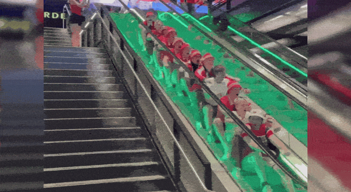 'Vikings' na escada rolante: torcida da Noruega viraliza com simulação de barco em metrô dos EUA; VEJA VÍDEO