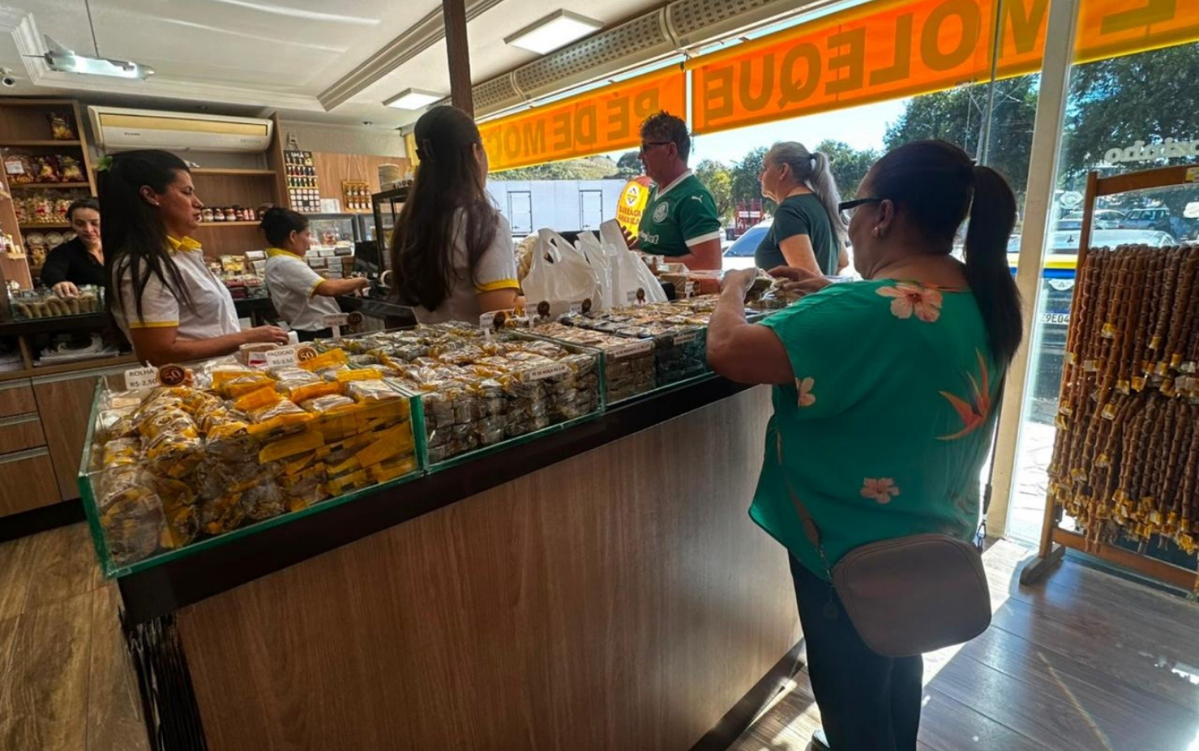 Pé de moleque cresce, se moderniza e preserva tradição de mais de 90 anos em cidade mineira