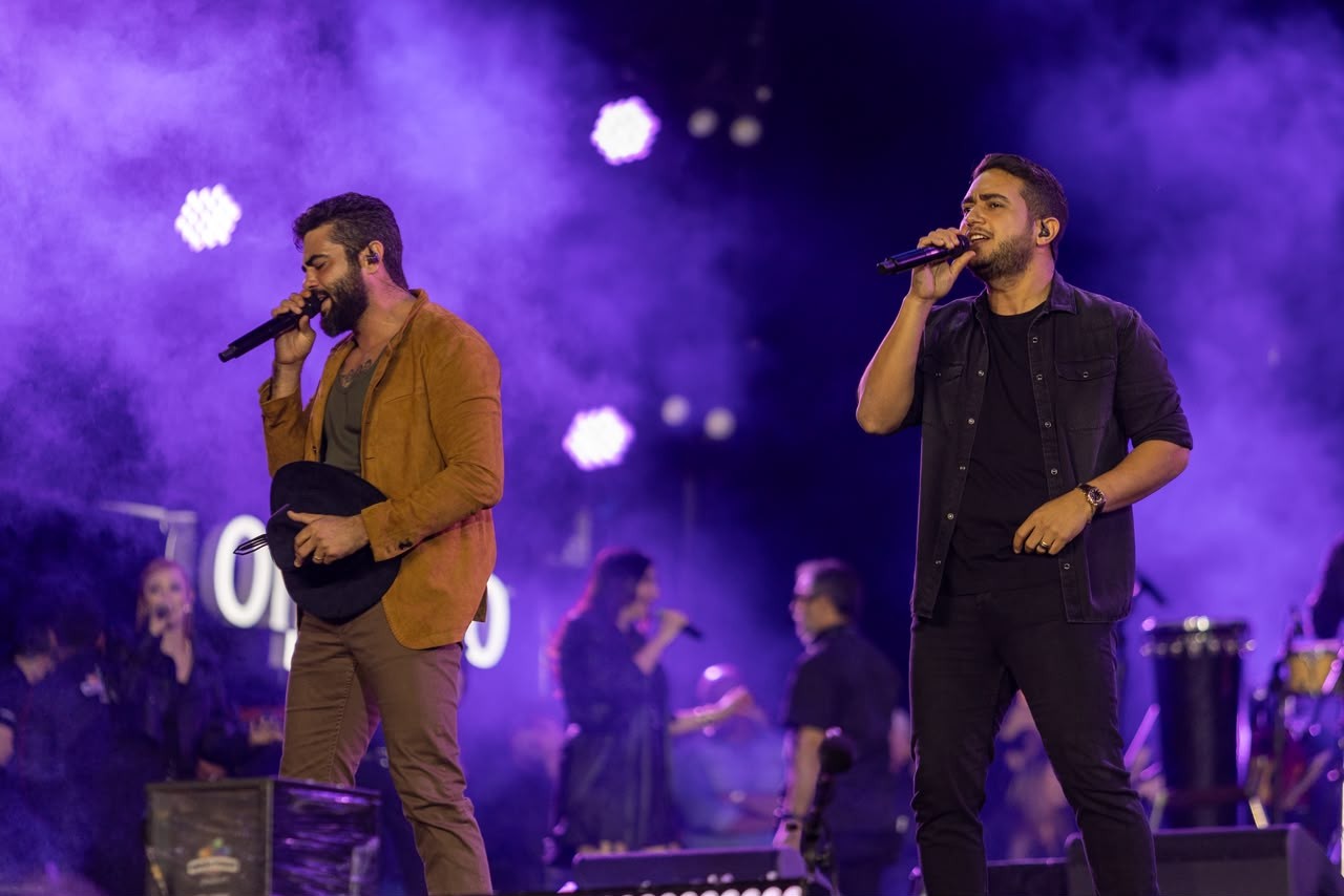 Henrique e Juliano homenageiam Marília Mendonça em show lotado