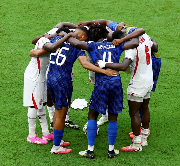 Copa do Mundo 2026: jogadores da Inglaterra e França oram juntos