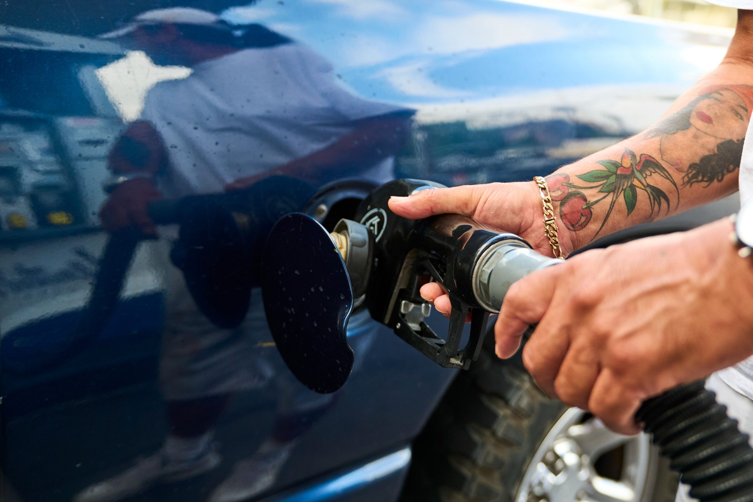 Sobe na guerra, não cai na trégua: por que os preços da gasolina e diesel demoram a cair nos postos