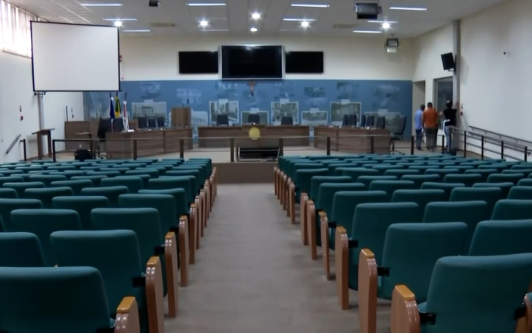 Câmara de Pouso Alegre discute punição para vereadores que deixarem plenário antes do fim da sessão