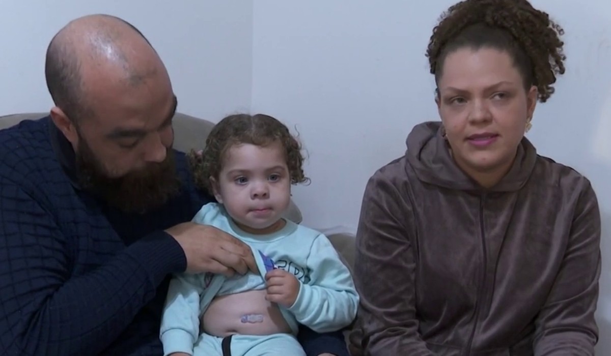 Bebê com doença rara completa um mês sem receber remédio de R$ 100 mil pelo SUS