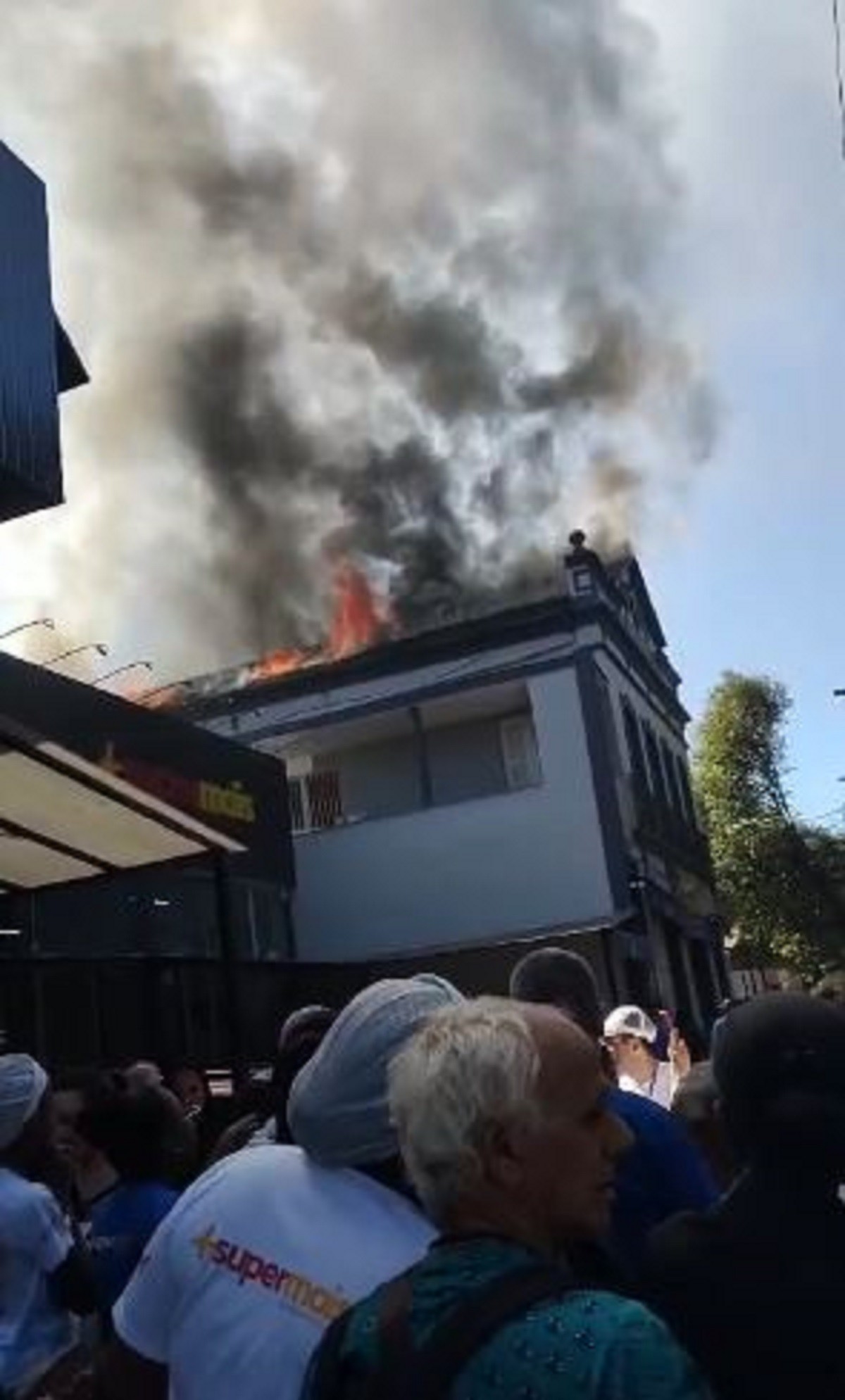 VÍDEO: Incêndio atinge restaurante no Centro de Cataguases; chamas altas impressionam moradores