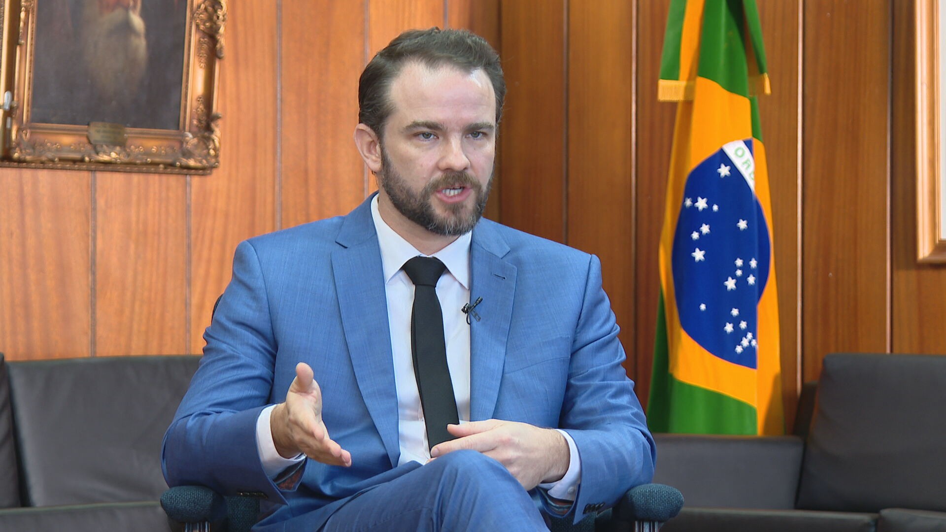 Ministro da Fazenda defende tributar mais os ricos, rever programas sociais e cortar benefícios fiscais nos próximos anos