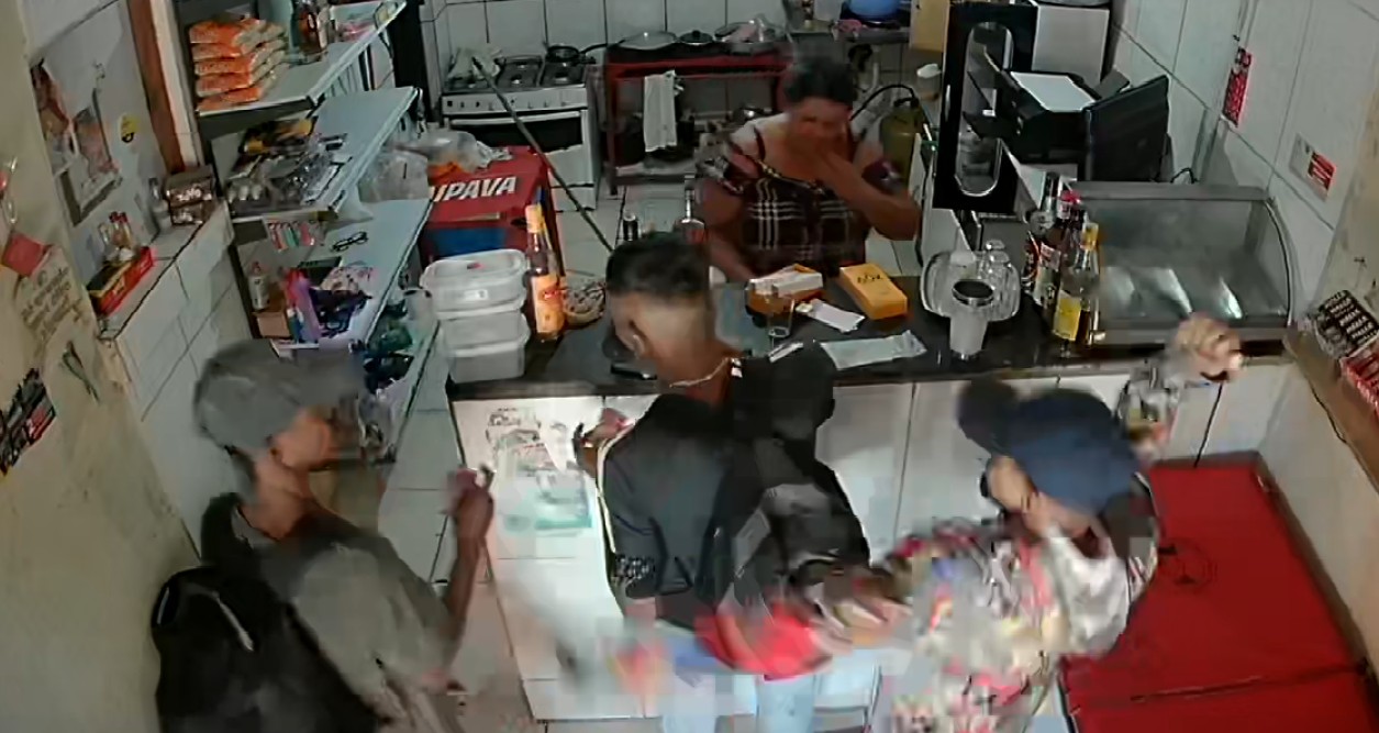 Homem é esfaqueado no pescoço em frente a penitenciária em Petrolina; veja o vídeo