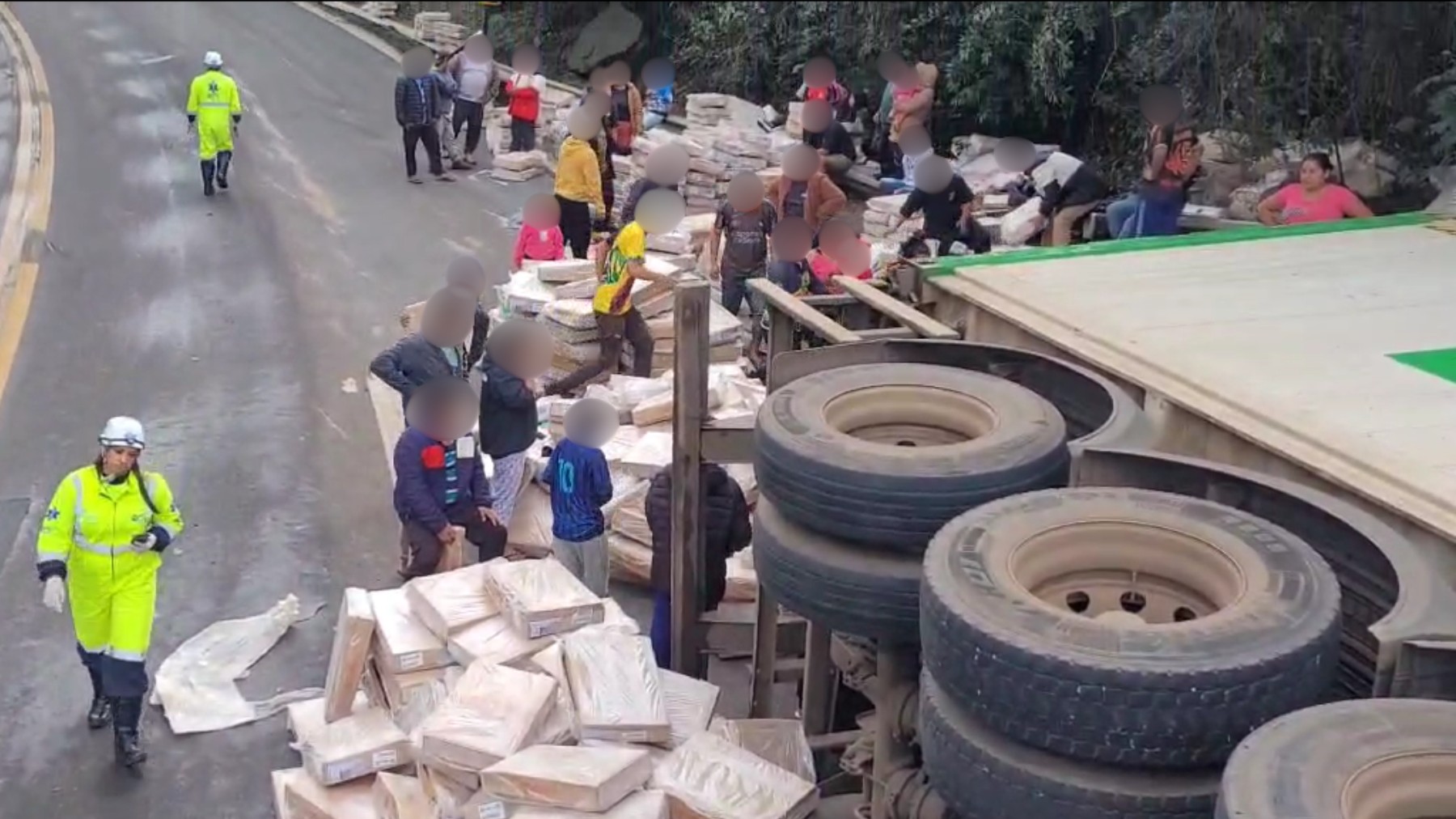 Carreta tomba e carga é saqueada por 80 pessoas enquanto motorista é socorrido com ferimentos graves, no Paraná