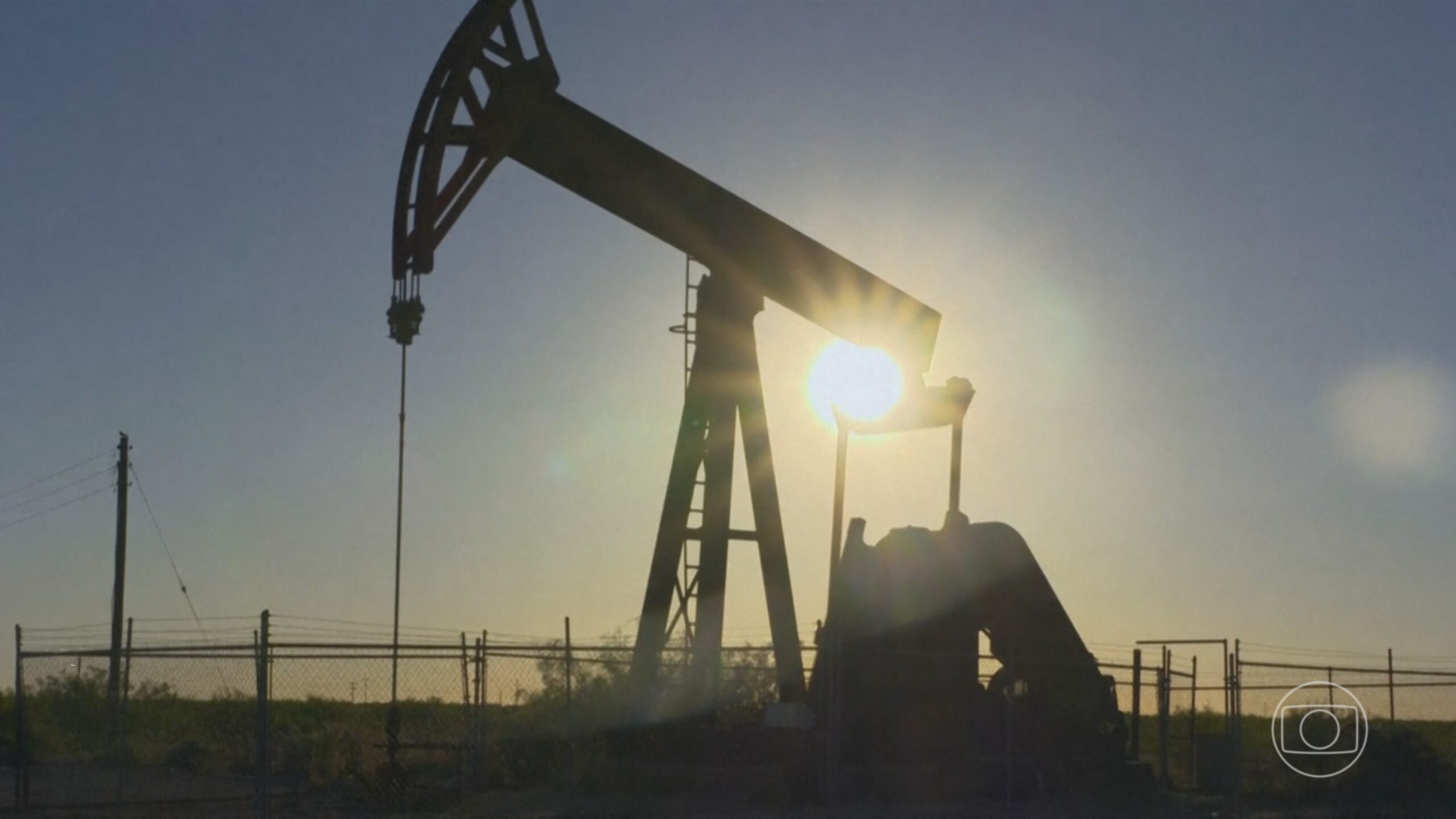 Após cessar-fogo entre EUA e Irã e reabertura do Estreito de Ormuz, OPEP+ aumenta produção de petróleo