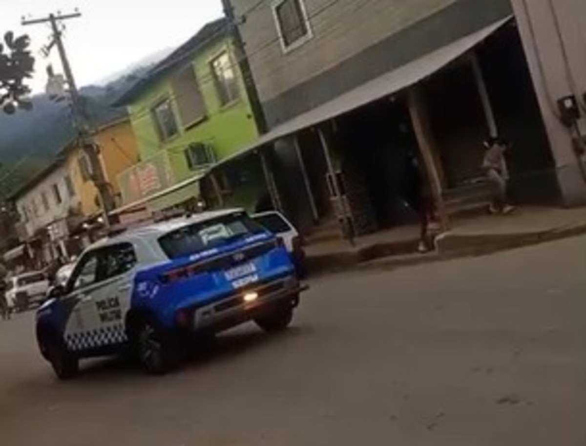 Troca de tiros entre suspeitos e policiais termina com drogas apreendidas em Paraty