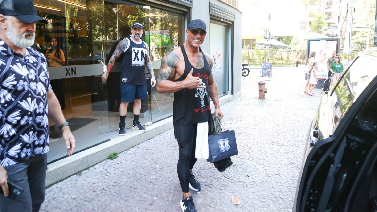 No Rio, Dwayne Johnson segue empenhado na vida fitness e malha no Leblon