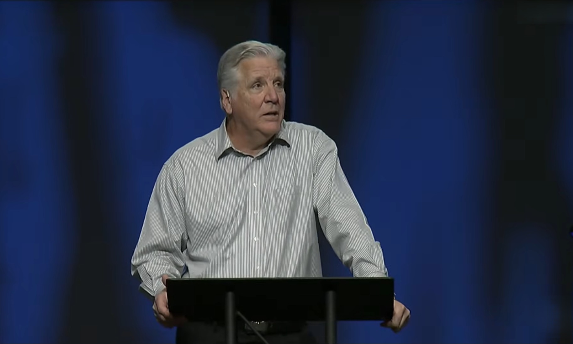 Pastor David Hughey se afasta após divórcio em casamento de 40 anos