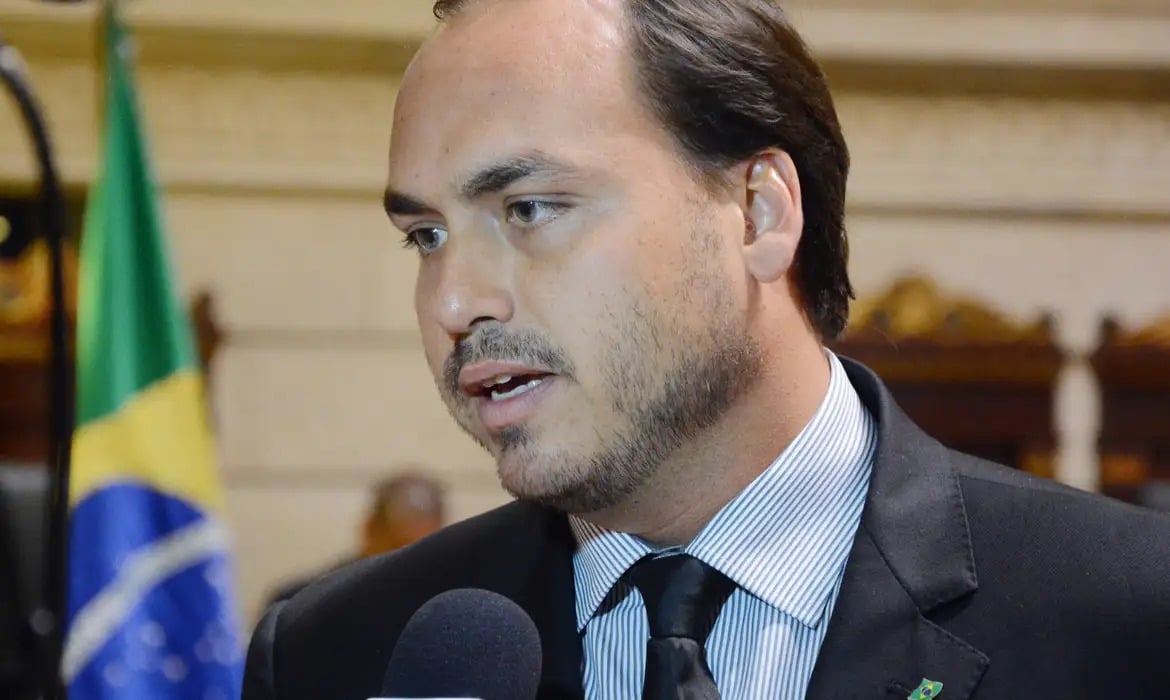 Carlos Bolsonaro renuncia a cargo no PL para concorrer ao Senado