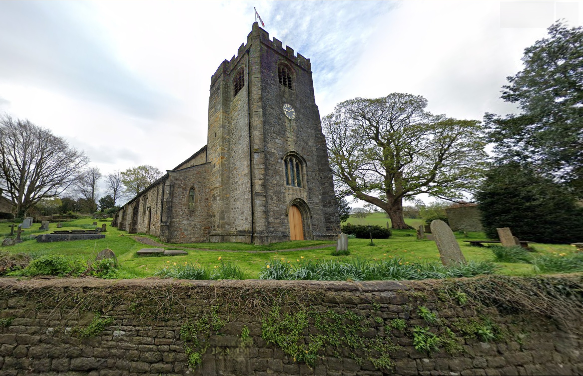Igreja histórica na Inglaterra se salva com descoberta de moedas de ouro