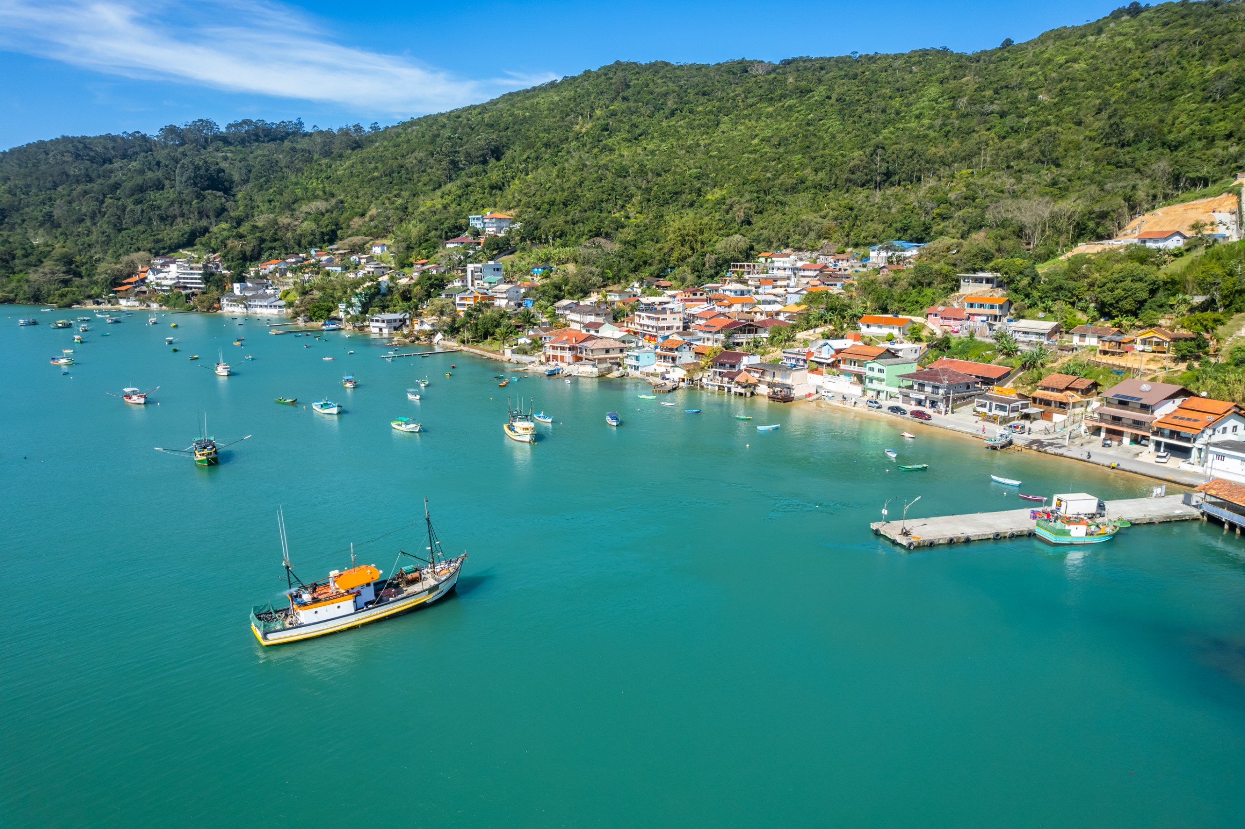 Vila de tradição pesqueira e gastronomia com frutos do mar em SC é finalista de selo da ONU Turismo
