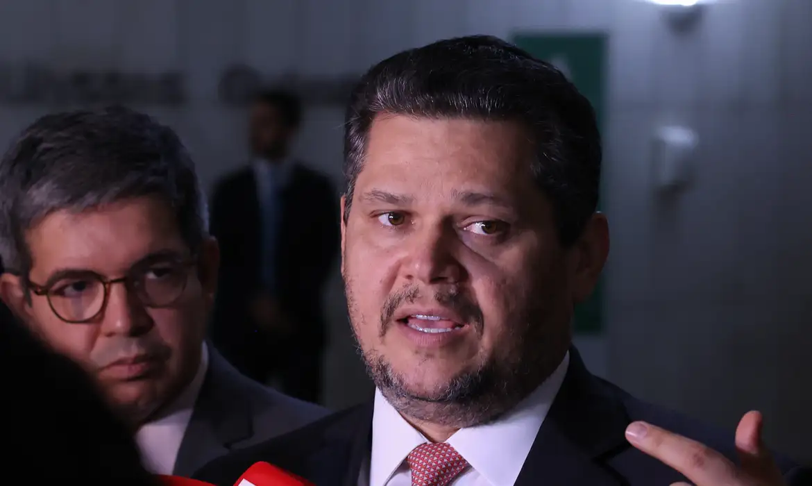 Alcolumbre envia PEC do fim da escala 6×1 para CCJ do Senado