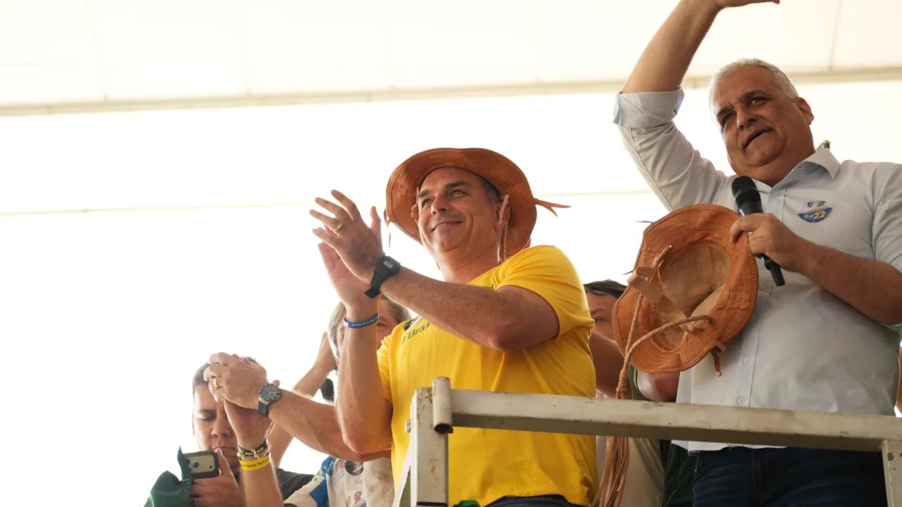 Flávio se encontra com Arthur Lira em culto em Maceió