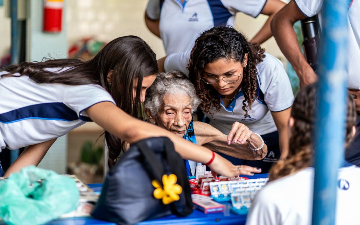 Alunos de escola cristã promovem carinho e serviço a idosos